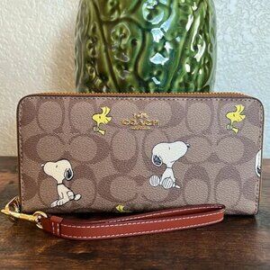 👛👛Coach X Peanuts Long Zip Around Wallet With Snoopy Woodstock Signature Motif